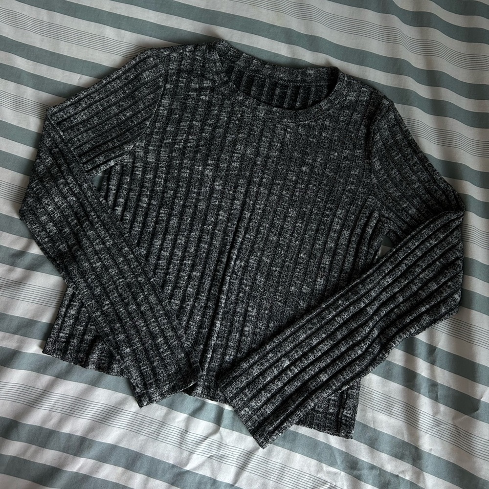 F21 dark gray cropped sweater